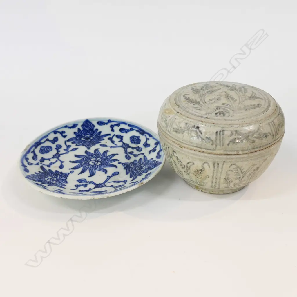 2 ORIENTAL PCES; LIDDED CONTAINER 115mm dia, B/W SAUCER 145mm dia Image 1++