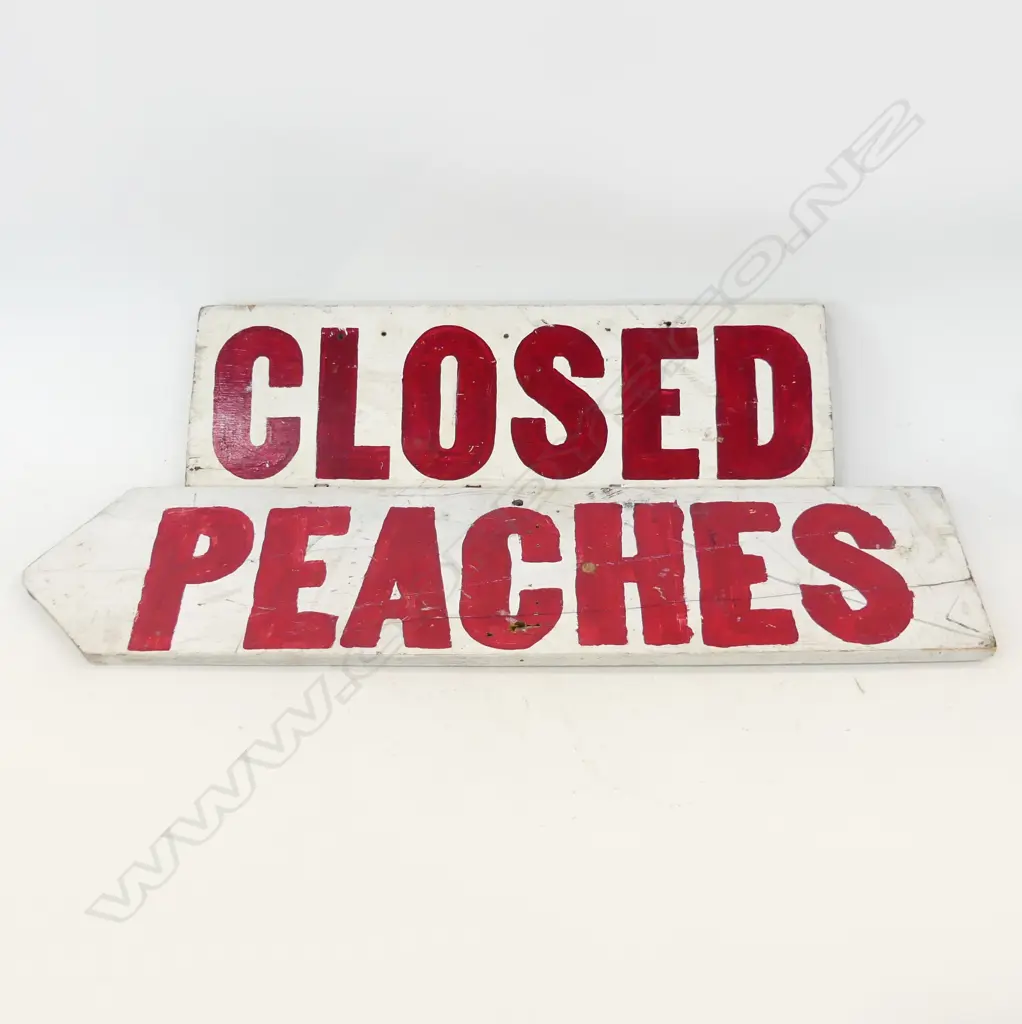 2 HAND PAINTED WOODEN SIGNS 'CLOSED' & 'PEACHES' L.850mm Image 1++