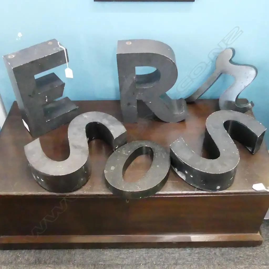 6 ASST. BLACK METAL SIGN LETTERS H.300mm Image 1++