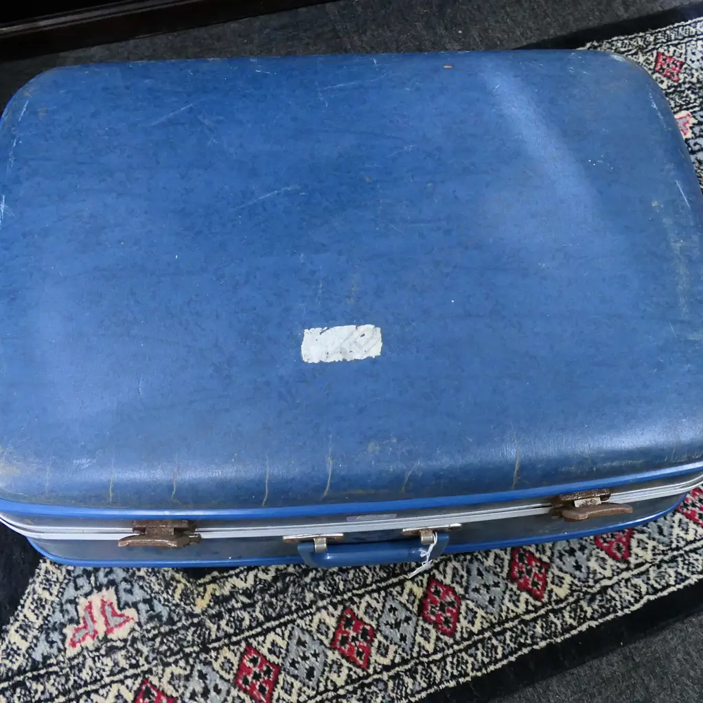 BLUE RETRO SUITCASE FULL OF VINTAGE LEATHER & CANVAS KNIFE & GUN HOLSTERS ETC Image 1++