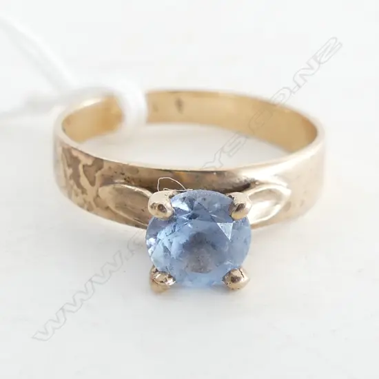 9ct GOLD & BLUE STONE RING 2.46gms SIZE N