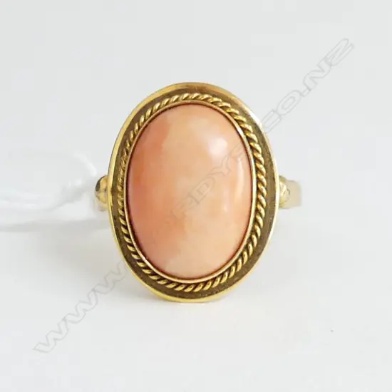 9ct GOLD & LGE CABOCHON ORANGE MEDITTERENEAN CORAL RING 5gms