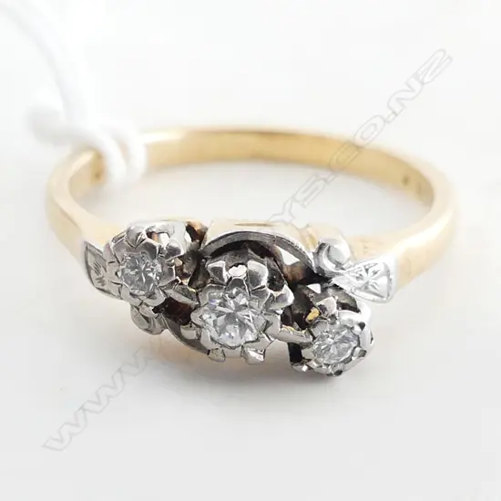 vintage 18CT GOLD & 3 DIAMOND RING 3.5gms SIZE N