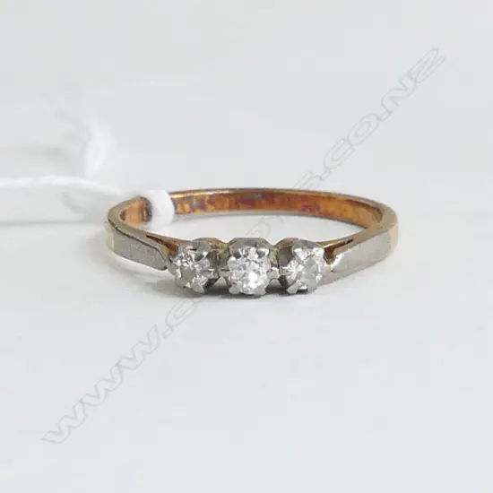 VINTAGE 18CT GOLD & 3 STONE DIAMOND RING 2.48gms