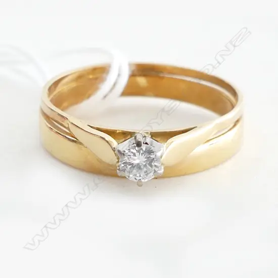 18CT GOLD AND SOLITAIRE DIAMOND RING SET (replacement $3350) TDW 0.19ct
