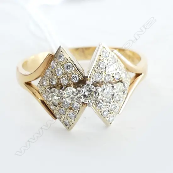 18CT GOLD AND DIAMOND DRESS RING (replacement $5800) TDW 0.34ct