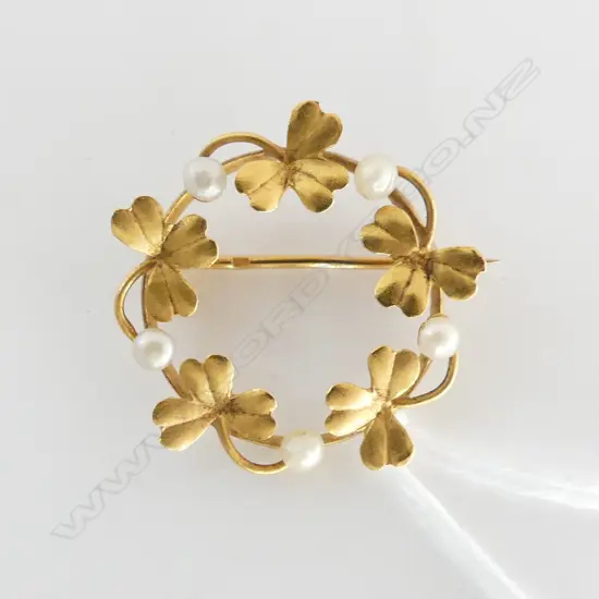 GOLD & SEED PEARL SHAMROCK BROOCH 25mm dia 2.6 GM