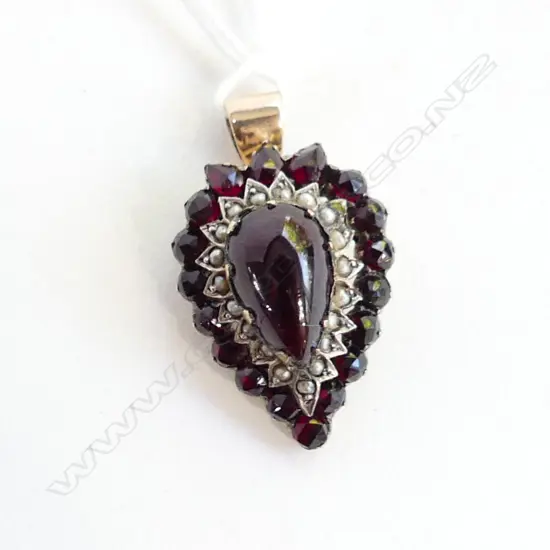 GOLD, GARNET & SEED PEARL PENDANT 25x20mm 4.5gm