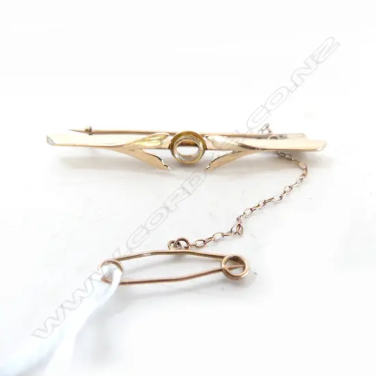 15CT BAR BROOCH (STONE MISSING) 5.5gm