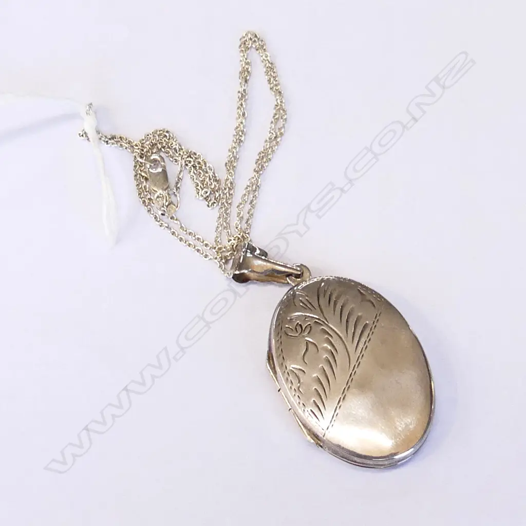 925 SILVER OVAL LOCKET ON CHAIN 8.6gm Image 1++