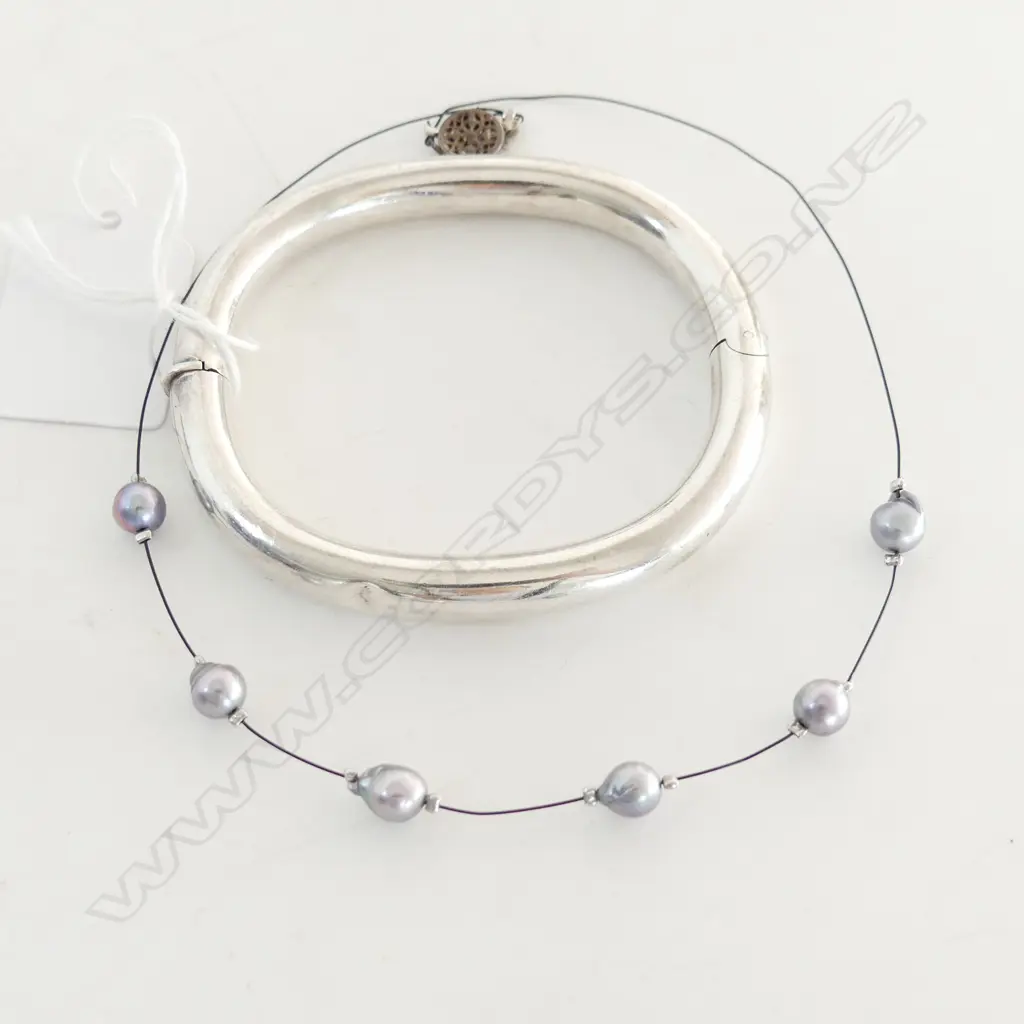 SILVER HINGED BANGLE AND PEARL NECKLACE Image 1++
