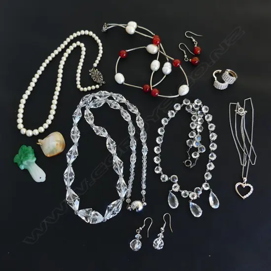 ASST JEWELLERY: crystal necklace + pearl & agate bead necklace & earring set + spinach pendant + 9ct & pearl pendant etc