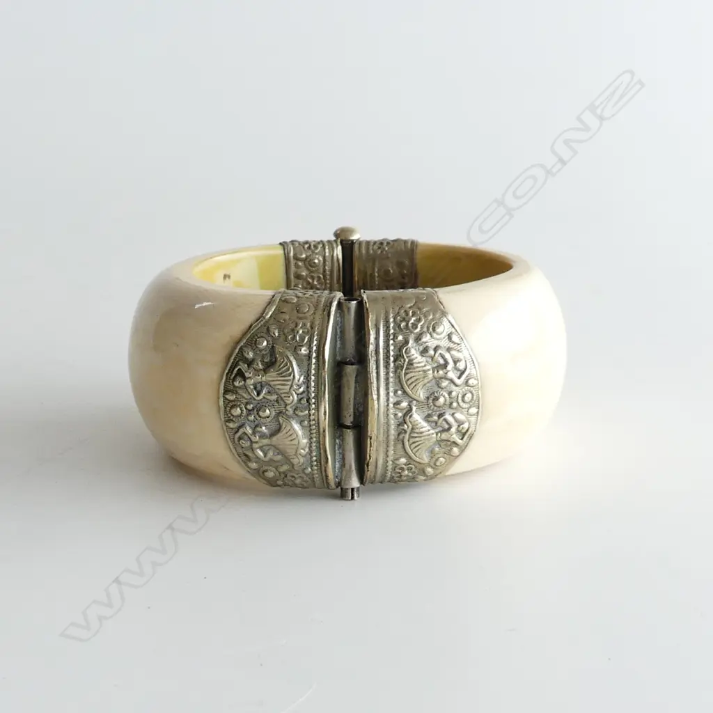 MARINE IVORY & SILVER PLATE BRACELET, INTERNAL DIA.60mm Image 1++