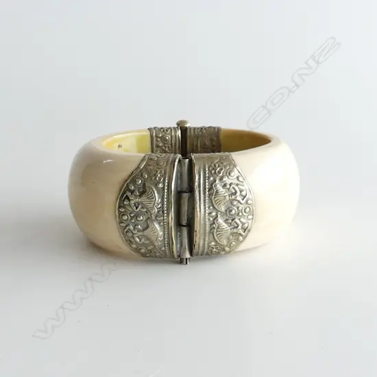 MARINE IVORY & SILVER PLATE BRACELET, INTERNAL DIA.60mm