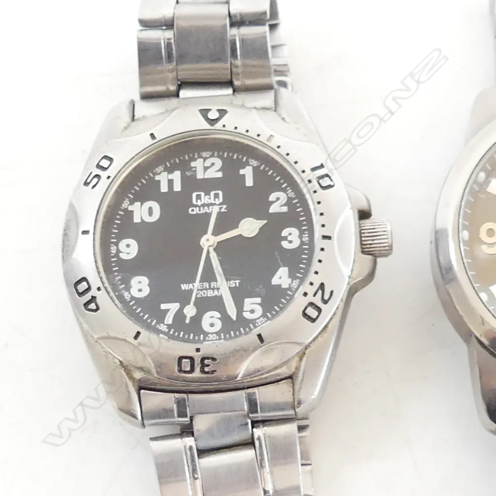 3 GENTS WRIST WATCHES: CERTINA, Q&Q, LAND ROVER Image 1++