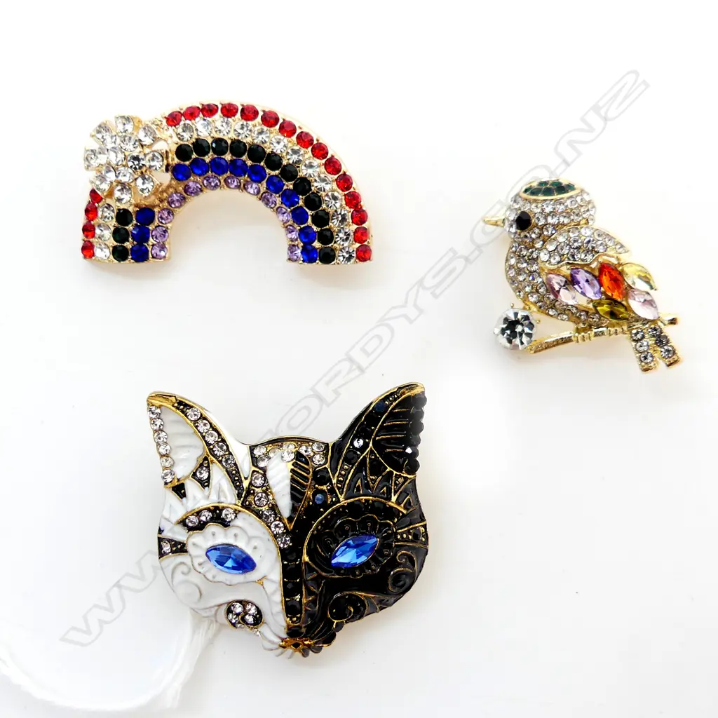 3 DELIGHTFUL COSTUME BROOCHES, BIRD, RAINBOW & CAT, ENAMEL & DIAMANTE Image 1++