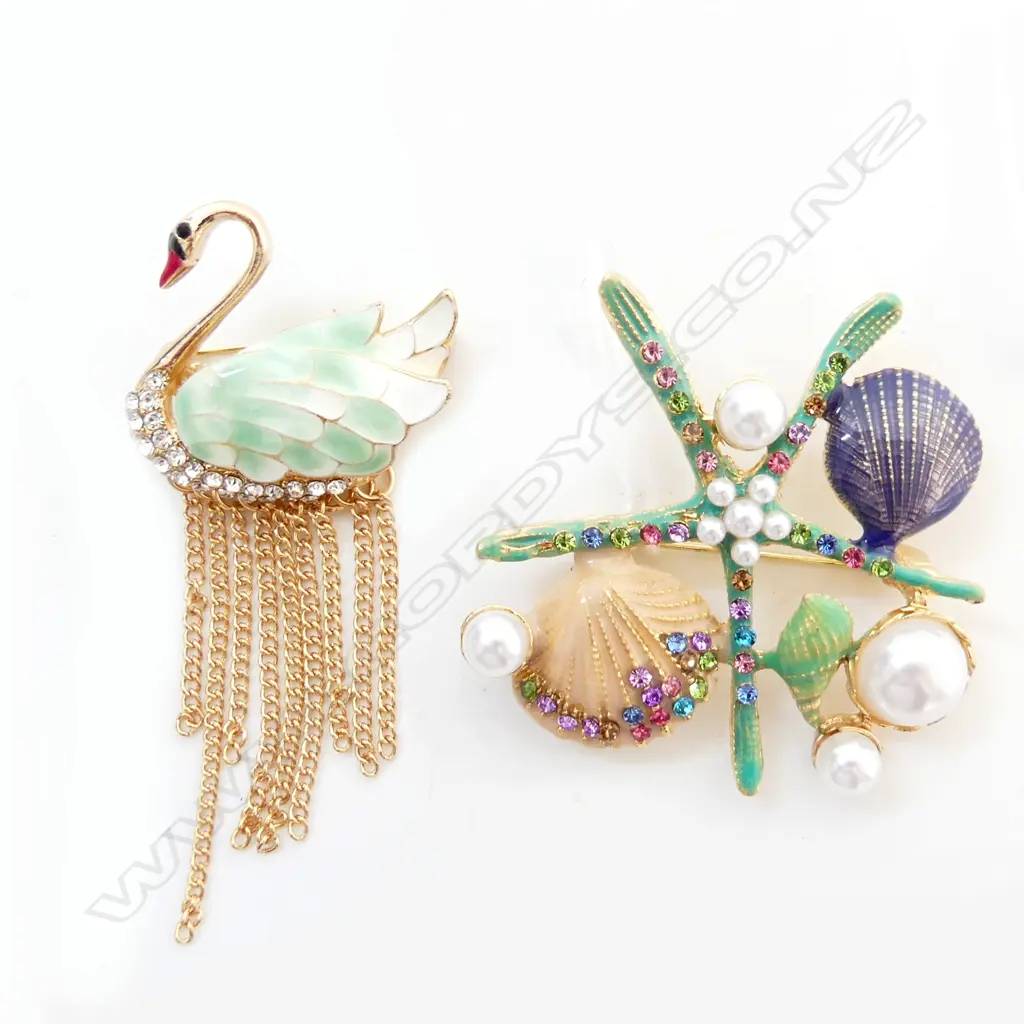 2 DELIGHTFUL COSTUME BROOCHES, SEASHORE & SWAN BOTH ENAMEL & DIAMANTE Image 1++