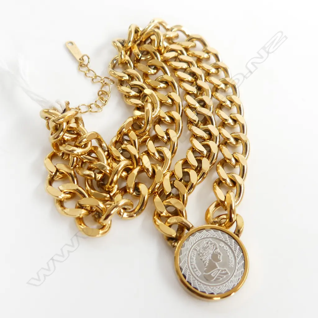 18K GOLD PLATED HEAVY CURB LINK CHAIN & COIN PENDANT Image 1++