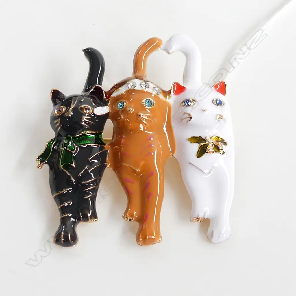 TRIO OF CHRISTMAS CATS WITH GLASS EYE BROOCH Image 1++