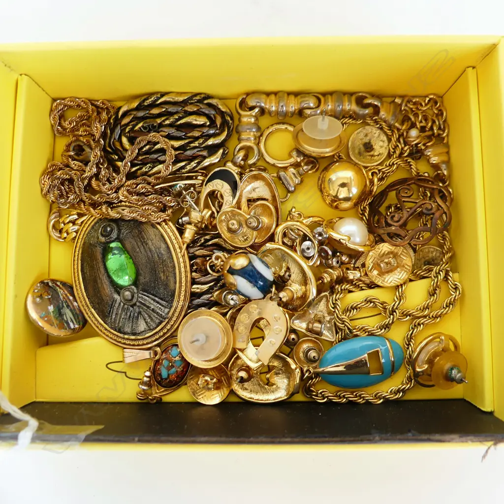 SMALL BOX COSTUME JEWLERY Image 1++