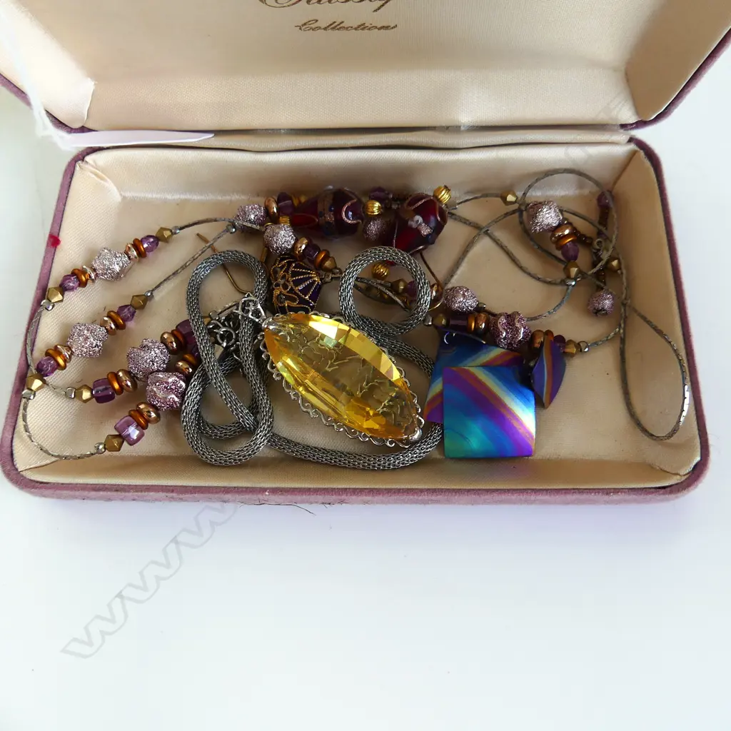 SMALL BOX COSTUME JEWELLERY Image 1++
