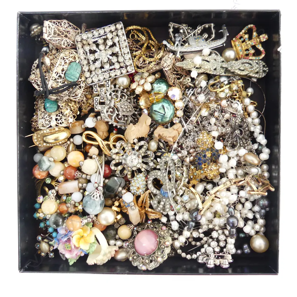 ASST. COSTUME JEWELLERY, DIAMANTE, NECKLACES ETC Image 1++