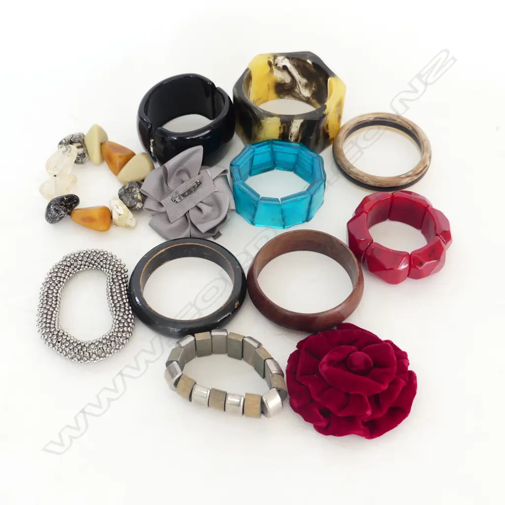 ASST. COSTUME JEWELLERY; BANGLES ETC Image 1++