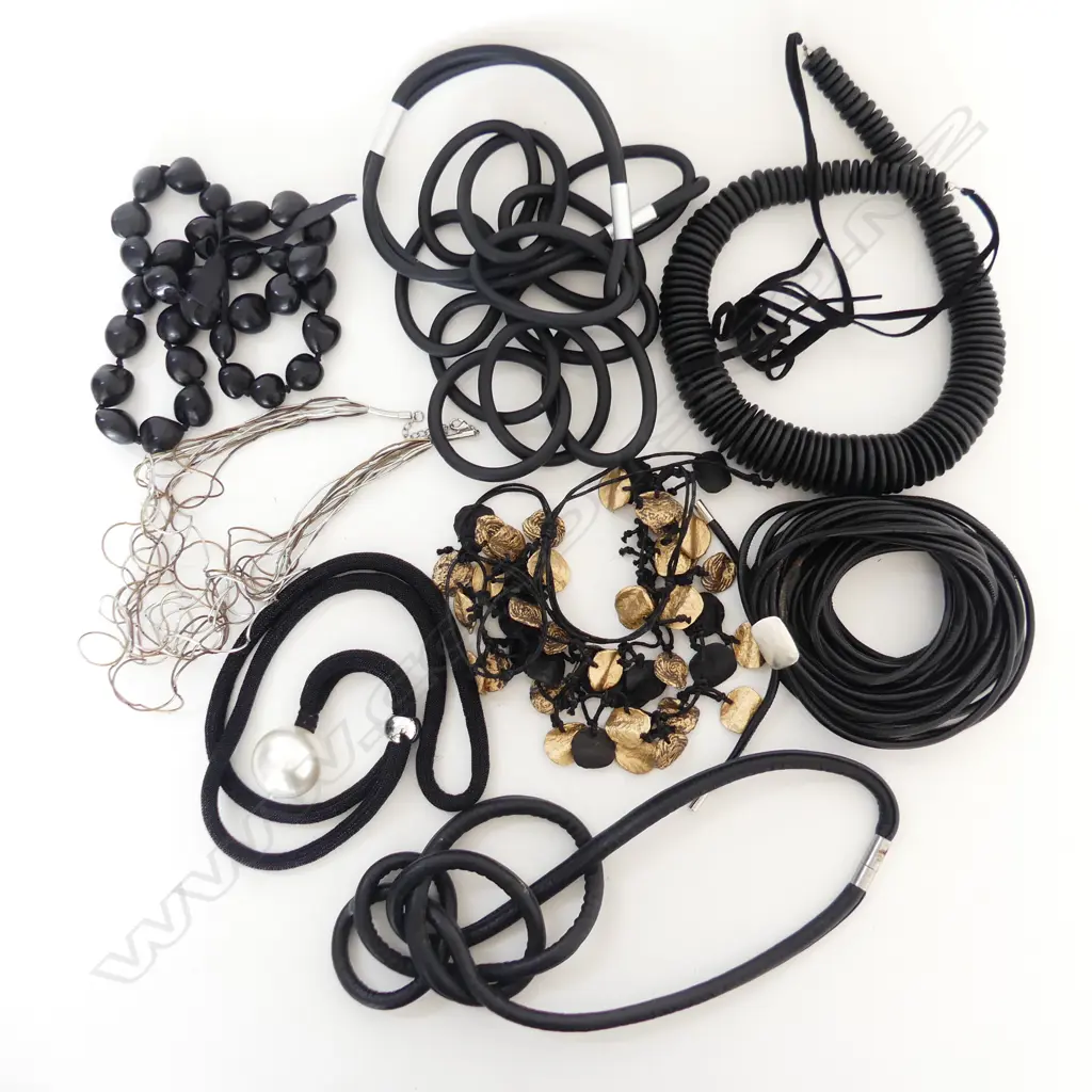 8 ASST. FASHION NECKLACES Image 1++