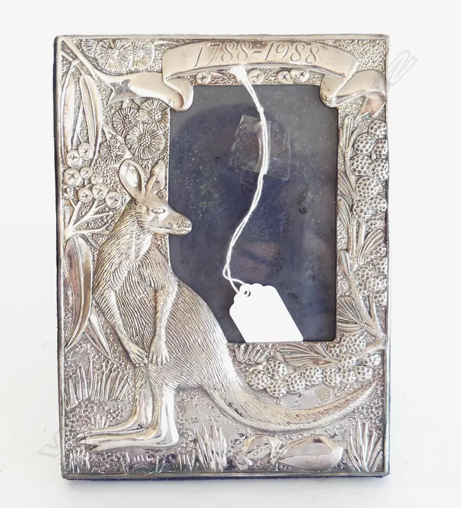 STG SILVER PHOTO FRAME w. KANGAROO, LONDON 1987 205x155mm Image 1++