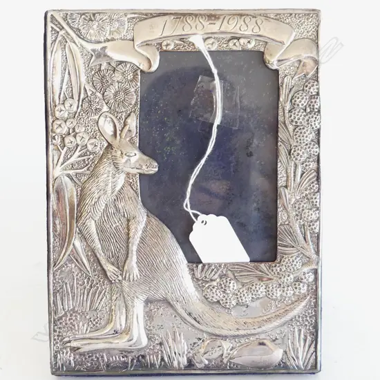 STG SILVER PHOTO FRAME w. KANGAROO, LONDON 1987 205x155mm