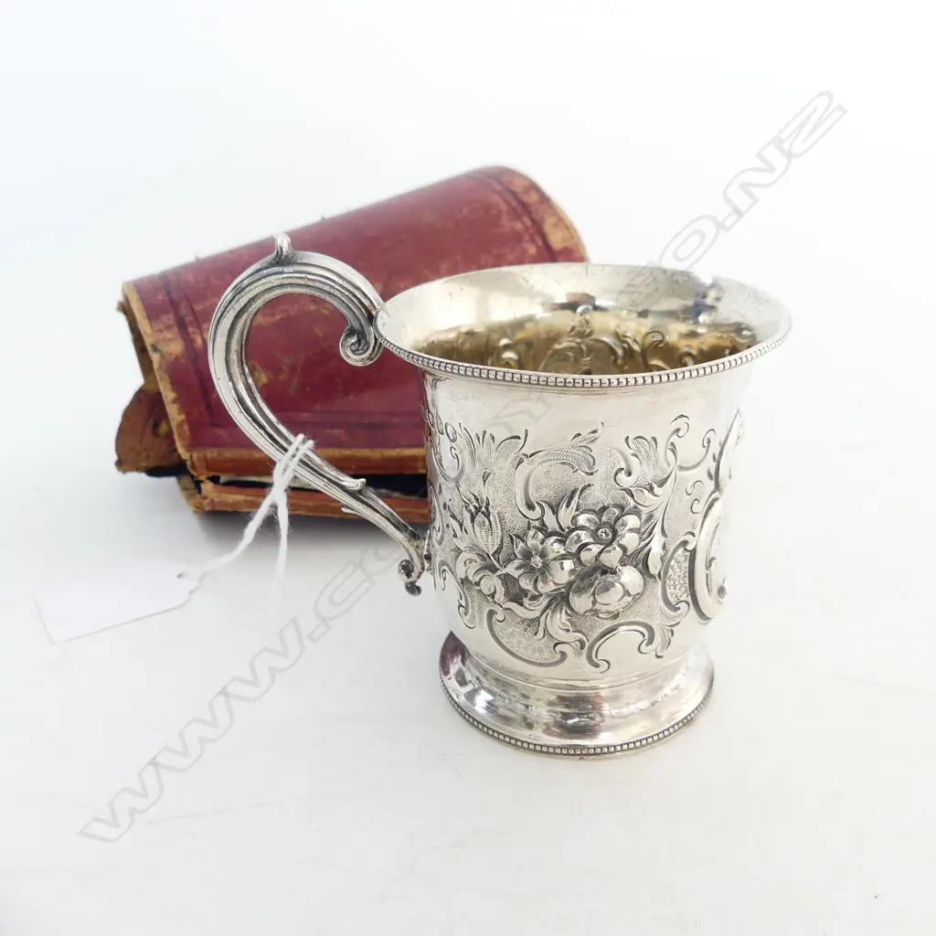 VICTORIAN SILVER CHRISTENING MUG  LONDON 1858 in faulted leather case 115gms Image 1++