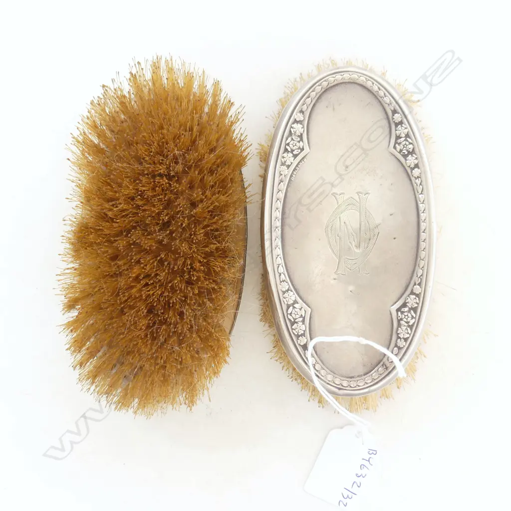 PR S/SILVER BACKED HAIR BRUSHES Image 1++