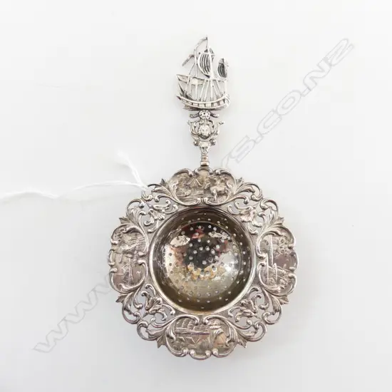 DUTCH .833 SILVER TEA STRAINER WITH SHIP HANDLE DUTCH HALLMARKS, L.150mm