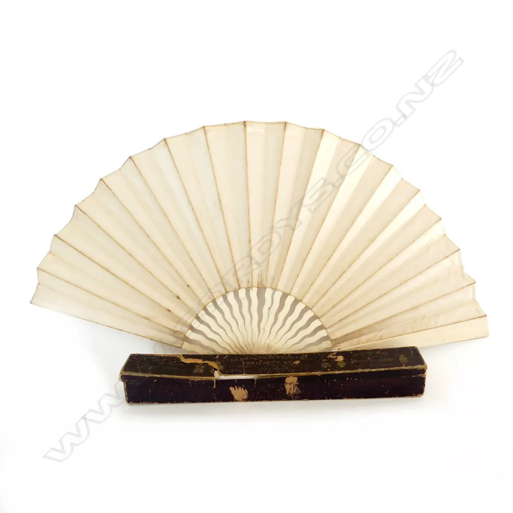 LARGE ANTIQUE FRENCH HAND FAN IN BONE & SATIN ORIGINAL BOX FABRIQUE D EVENTAILS, L.350mm  Image 1++