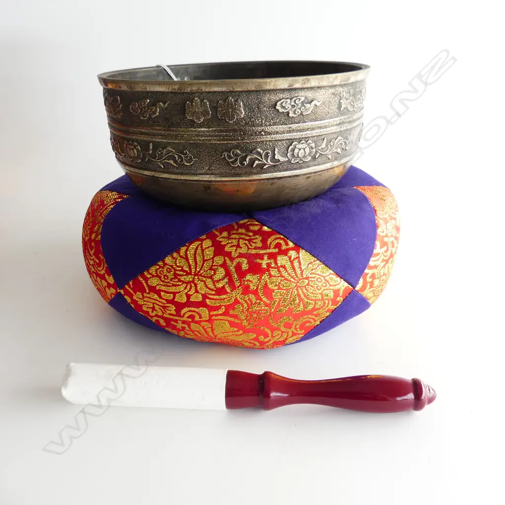OLD JAPANESE SINGING BOWL ON A NEW CUSHION, DIA 170, H 80mm Image 1++