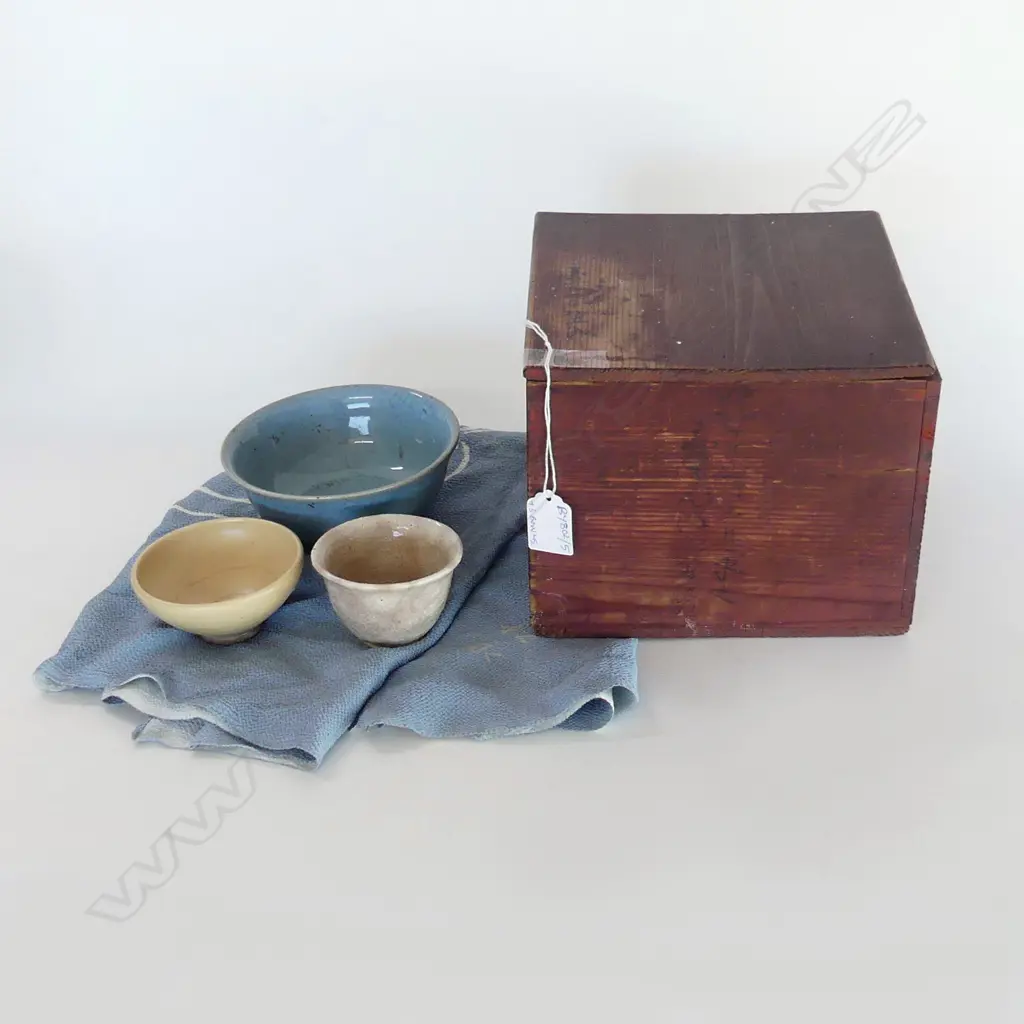 3 ORIENTAL CERAMIC BOWLS 140mm IN WOODEN BOX 205x205x160mm Image 1++