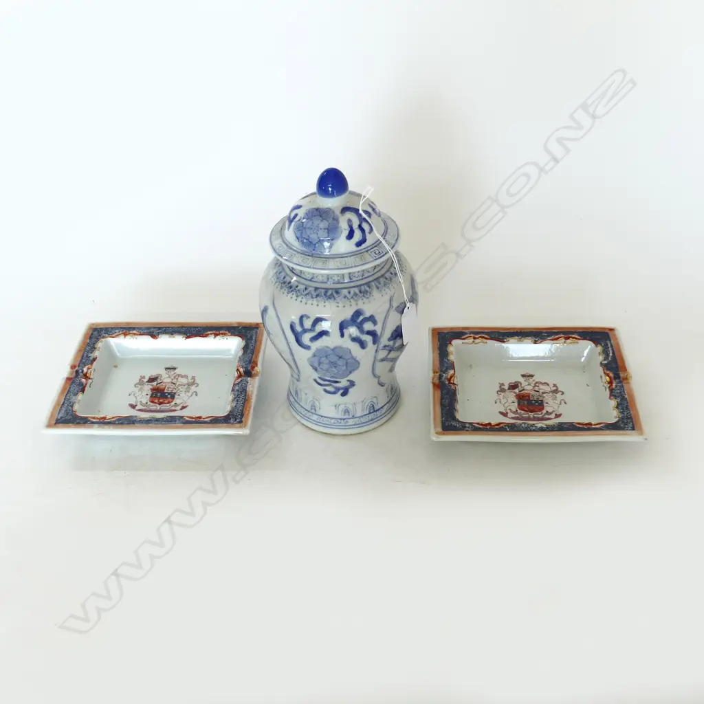 B/W LIDDED GINGER JAR H.240mm + PR CHINESE ARMORIAL STYLE ASH TRAYS 170x190mm Image 1++
