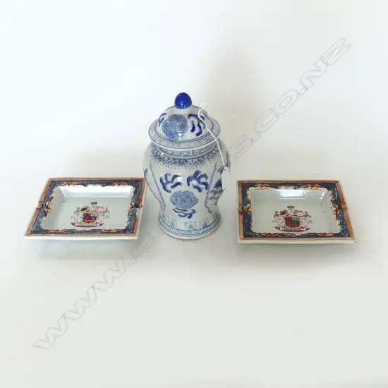 B/W LIDDED GINGER JAR H.240mm + PR CHINESE ARMORIAL STYLE ASH TRAYS 170x190mm