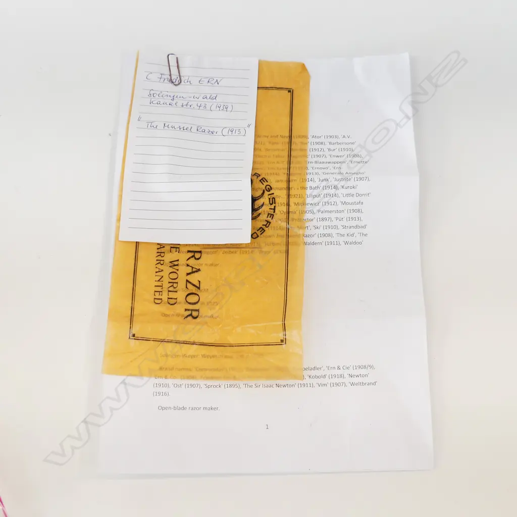 4 CUT THROAT RAZORS INCLUDING 2 BY C.F.FERN 1913 THE MUSSEL RAZOR WITN 2 UNUSED OLD STOCK Image 1++