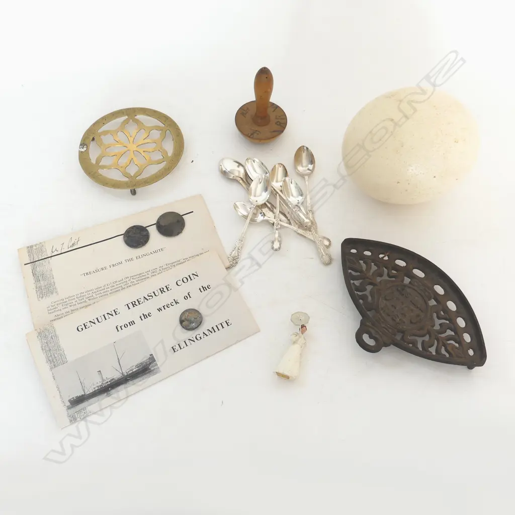 SMALL BOX COLLECTABLES COINS TRIVET  ETC Image 1++