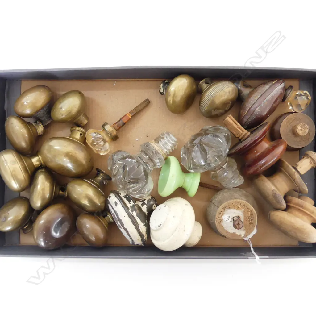 COLLECTION OF 24 ANTIQUE DOOR HANDLES & KNOBS IN BRASS, WOOD, & GLASS  Image 1++