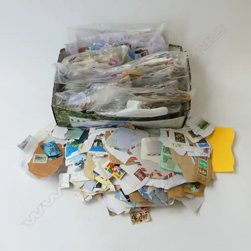 BOX ASST. WORLD STAMPS  Image 1++