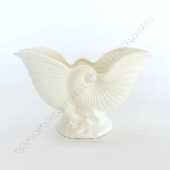 CROWN LYNN WHITE NAUTILUS SHELL VASE W.28 cm