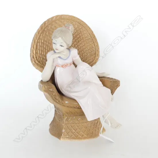 TENGR FIG GIRL IN THRONE CHAIR H280MM