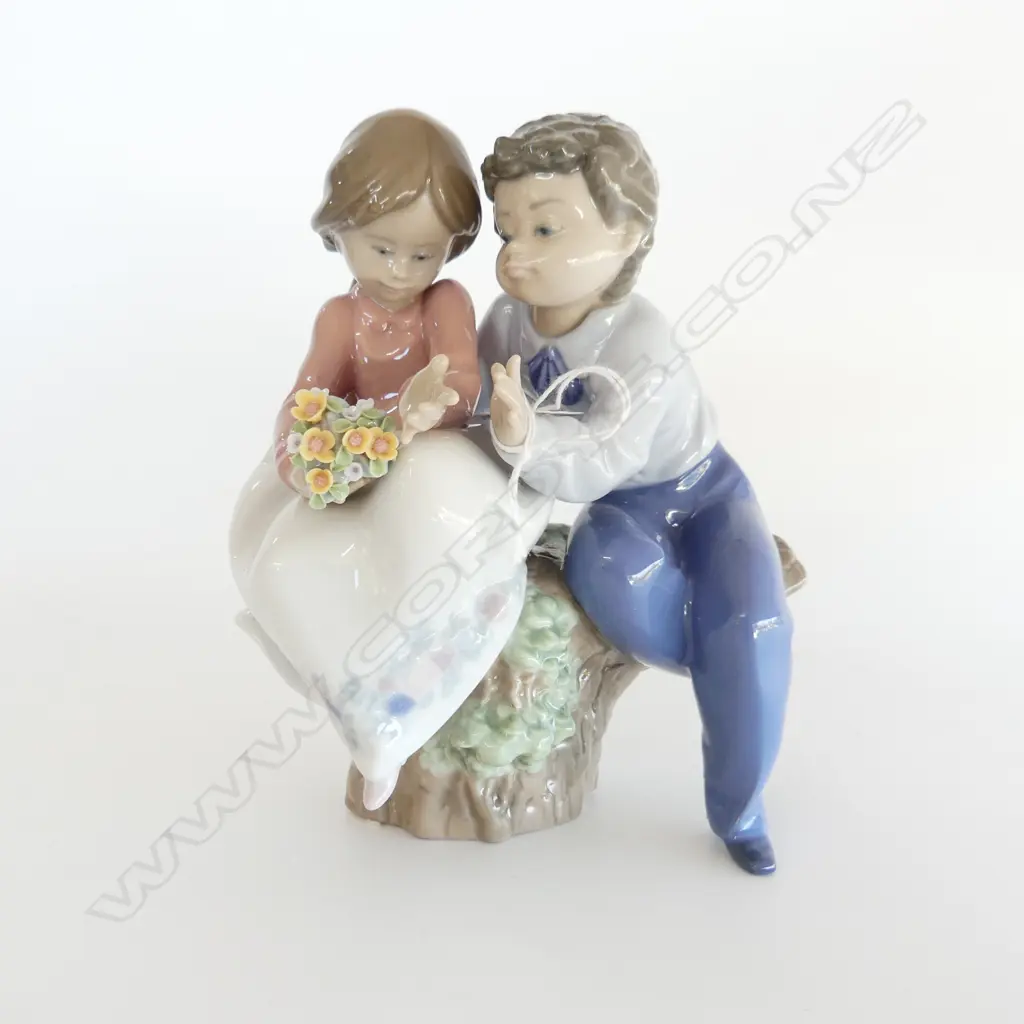 LLADRO #5701 'JUST A LITTLE KISS' H.160mm + box Image 1++
