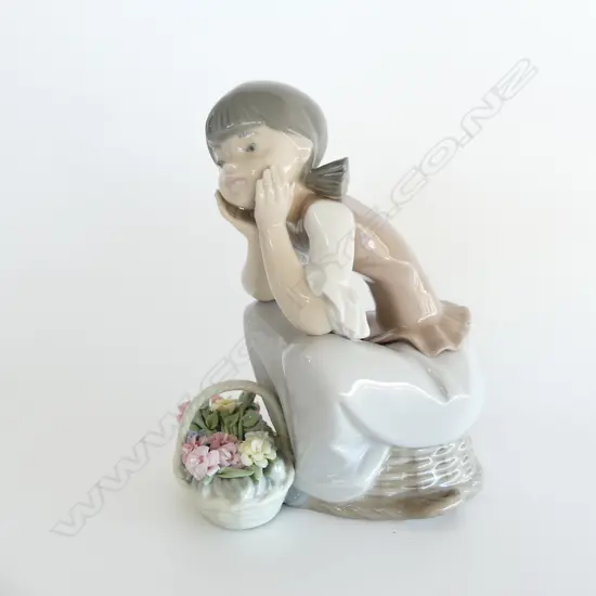 LLADRO #5173 'LEANING IN FRONT OF BASKET' H.170mm + box