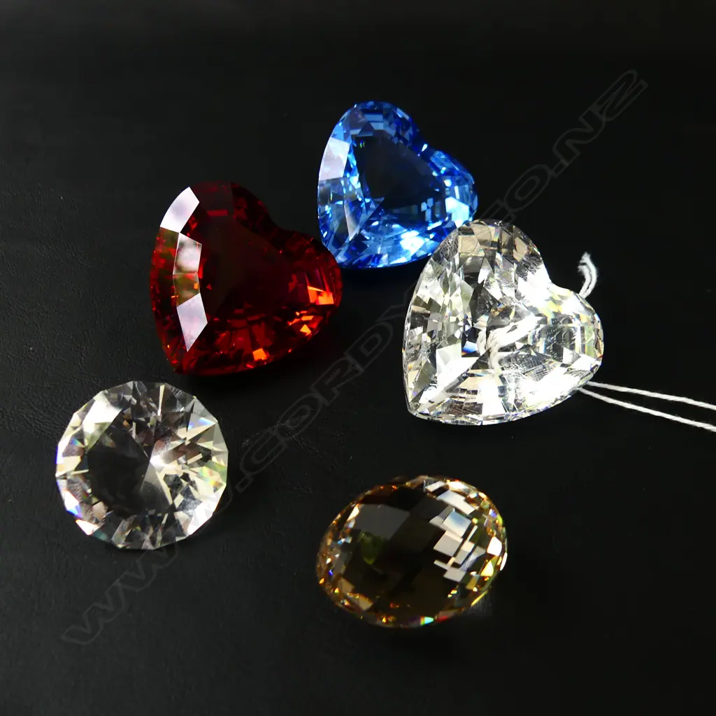 5 PCES SWAROVSKI; 3 HEARTS H.40mm, DIAMOND & EGG Image 1++