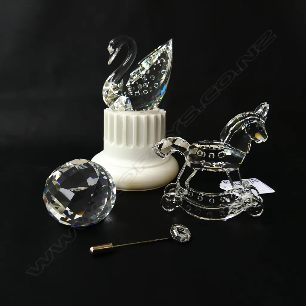 4 PCES SWAROVSKI: SWAN, BALL, PIN & ROCKING HORSE H.65mm Image 1++
