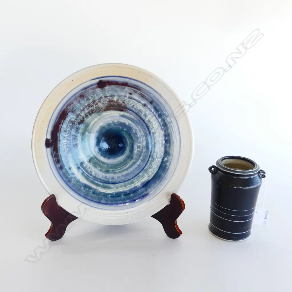 2 PCS GREAT BARRIER ISLAND POTTERY, BOTH SIGNED TO BASE Image 1++