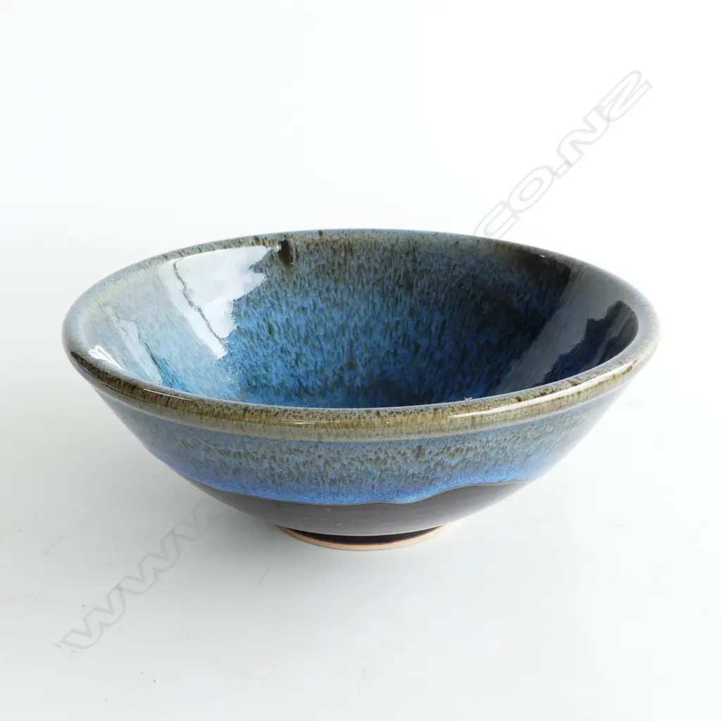QUALITY NEW ZEALAND STUDIO POTTERY BOWL WITH A CHUN GLAZED (UNKNOWN POTTER) DIA 260mm Image 1++